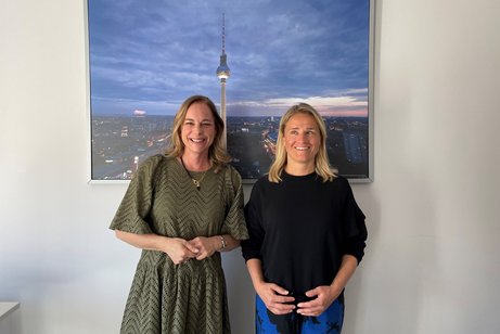 Hildegard Bentele und Verena Bentele Hildegard Bentele und Verena Bentele stehen nebeneinander. Hinter ihnen hängt ein Bild an der Wand, auf dem der Berliner Fernsehturm zu sehen ist.