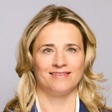 Verena Bentele Das Portraitfoto zeigt Verena Bentele, sie trägt eine weiße Bluse und einen dunkelblauen Blazer