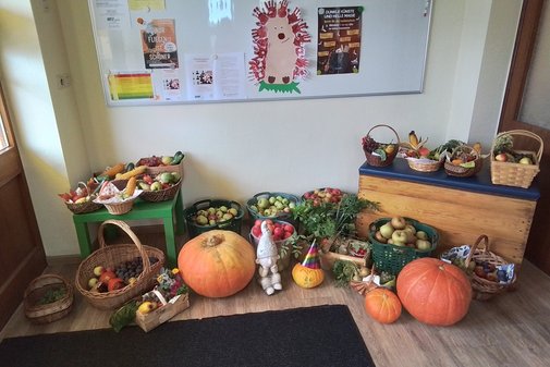 im Foyer der Kita liegen viele bunte Früchte
