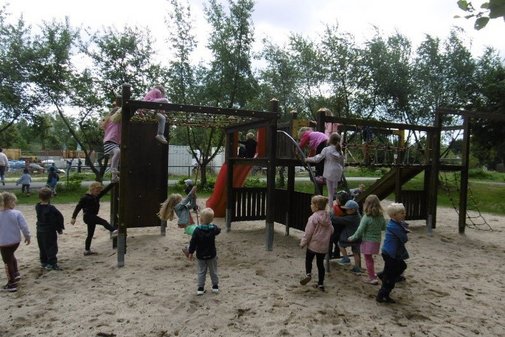 Kinder klettern auf einem Klettergerüst