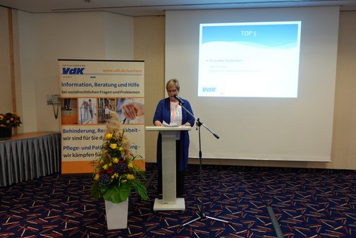 Frau am Rednerpult