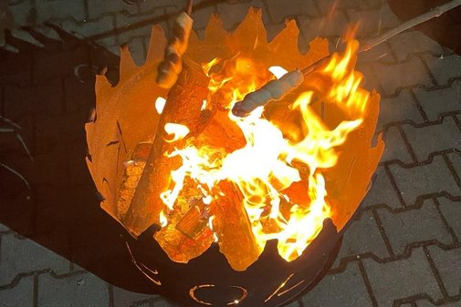 Stockbrot &uuml;ber einem Feuer