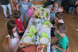 eine festliche Tafel mit leckerer Torte