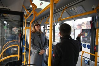 eine Frau und ein Mann stehen in einem Bus