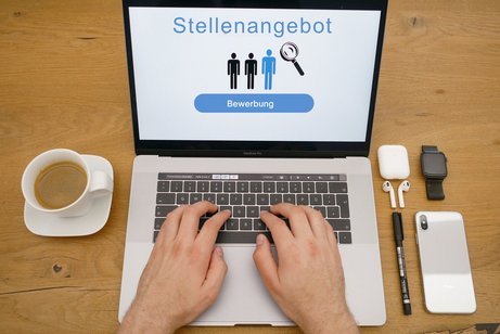 ein Laptop mit dem Aufdruck Stellenangebot