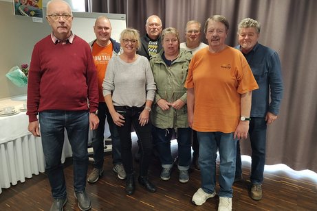 mehrere Frauen und Männer auf einem Gruppenfoto