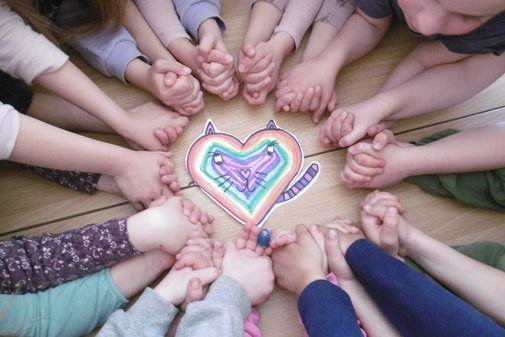 Kinderh&auml;nde halten sich fest, in einem Kreis