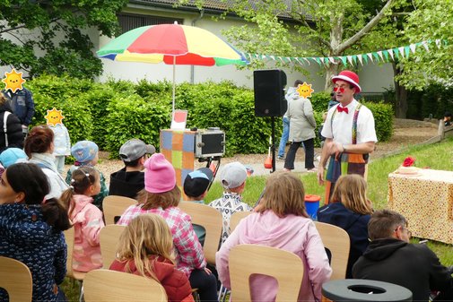 ein Clown spielt vor Publikum