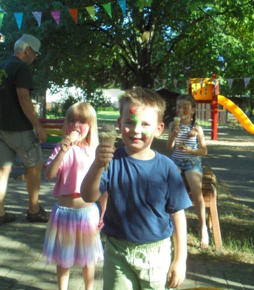 Kinder essen Eis im Garten