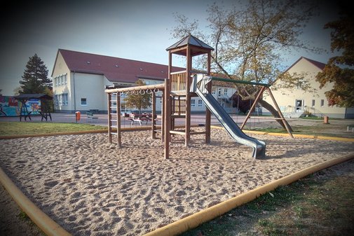 ein Kletterturm mit Rutsche