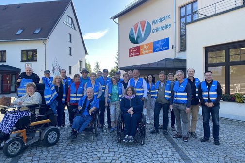 eine Gruppe von Menschen stehen vor einem Hotel