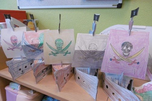 gebastelte Piratenschiffe aus Papier