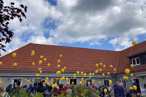 viele gelbe Luftballons steigen in den Himmel