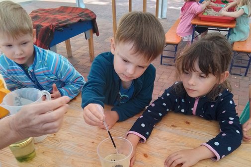 Kinder experimentieren mit Farbe und Wasser