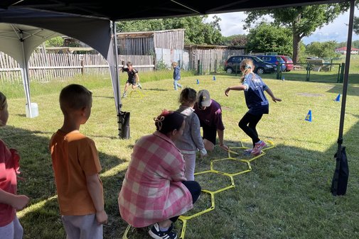 Kinder h&uuml;pfen in einem Parkours