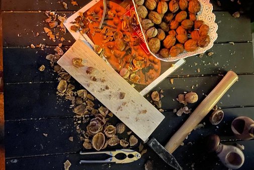 N&uuml;sse mit Nussknacker und Schalen