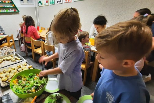 Kinder bereiten Salat zu