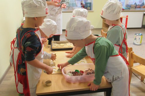 Kinder backen Plätzchen
