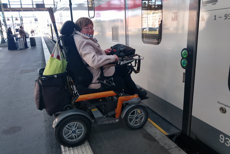 eine Rollstuhlfahrerin an der Einstiegstür eines Intercities
