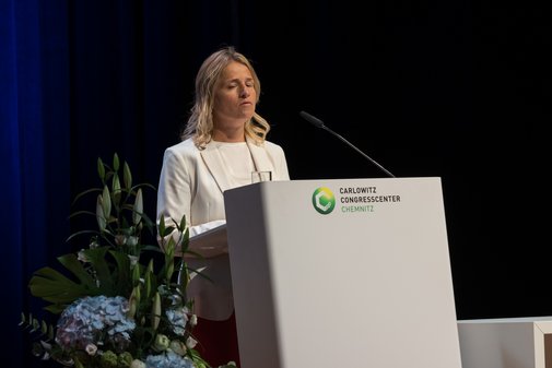 eine Frau steht am Rednerpult