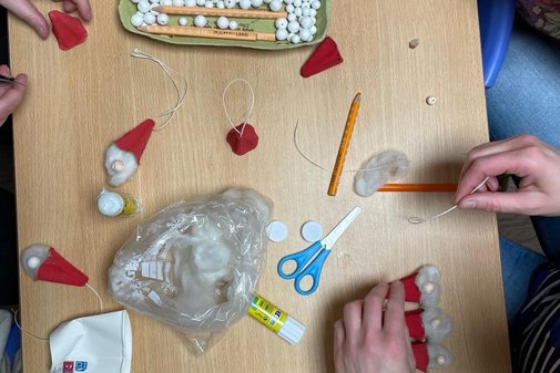 Bastelmaterial auf einem Tisch