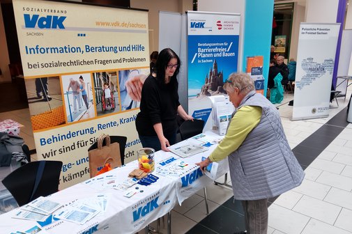 zwei Frauen an einem Infostand mit Material
