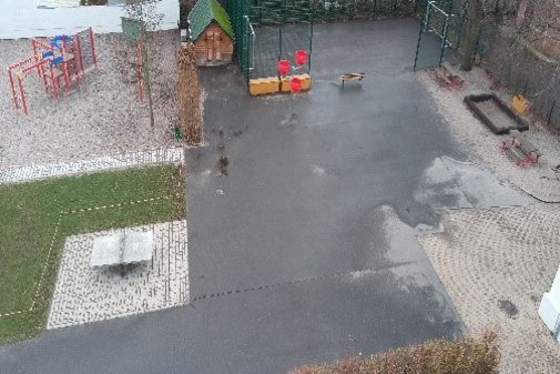 Blick auf den Hof im Hort von oben