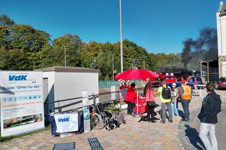 Blick auf einen Bahnsteig, auf dem verschiedene Infostände aufgebaut sind