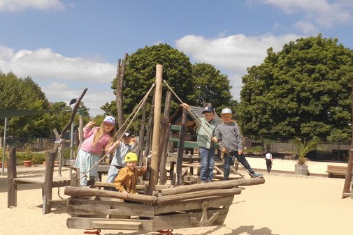 Kinder auf einem Spielplatz