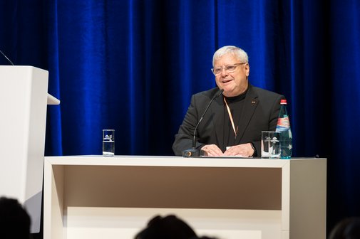 ein Mann redet an einem Tisch