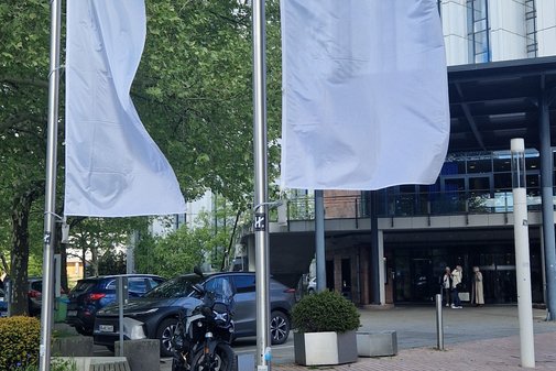 Fahnen wehen am Fahnenmast