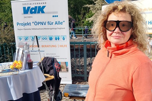 Frau mit einer Brille, die eine Augenerkrankung simuliert