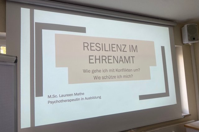 Folie mit Präsentation, auf der steht: Resilienz im Ehrenamt