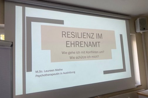 Folie mit Präsentation, auf der steht: Resilienz im Ehrenamt