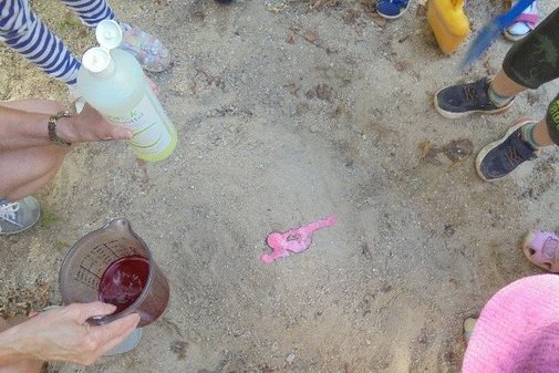 Im Sand wird eine eigener Vulkan gebaut