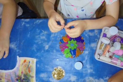 Kinder basteln bunte Blüten