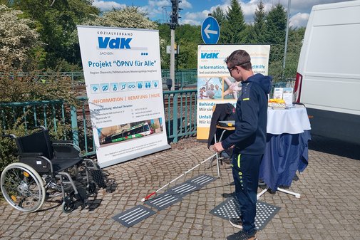 ein Junge probiert das mobile Blindenleitsystem am VdK-Stand aus
