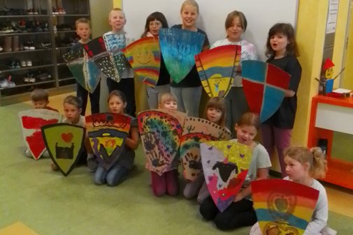mehrere Kinder mit selbstgebastelten Ritterschildern