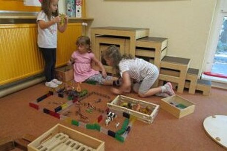 Spielen mit Bauklötzen im Innenraum