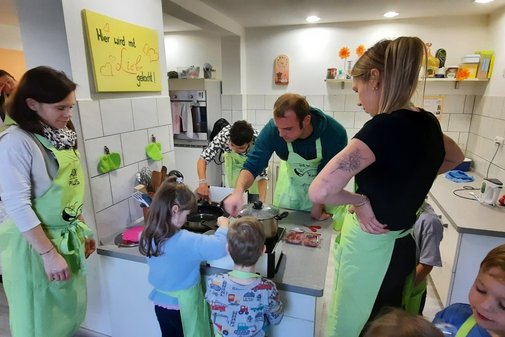 in einer Küche wird Essen zubereitet