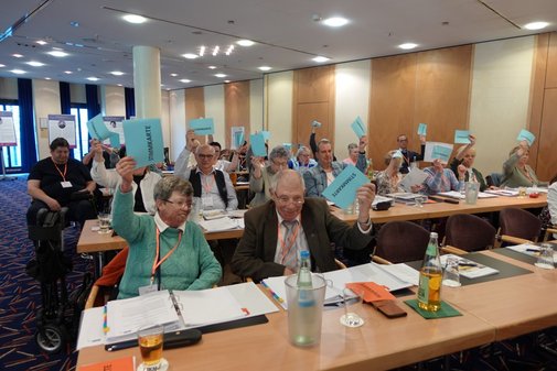 viele Frauen und Männer in einem großen Saal