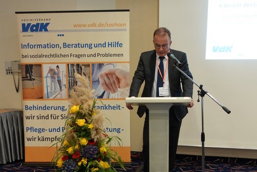 Mann am Rednerpult