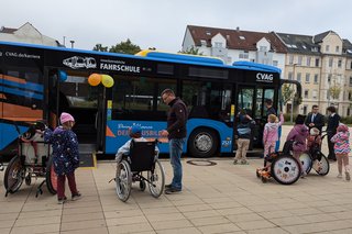 viele Kinder vor einem Bus