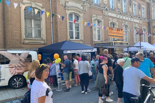 ein Infostand wird von vielen Besuchern umströmt