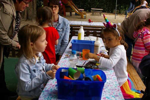 Kinder basteln an einem Tisch