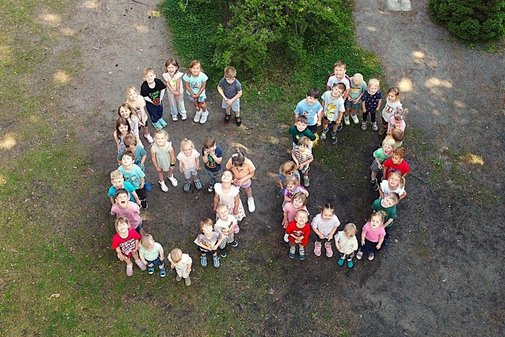 Kinder bilden eine Zahl 60