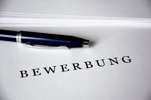 Schriftzug Bewerbung mit Stift