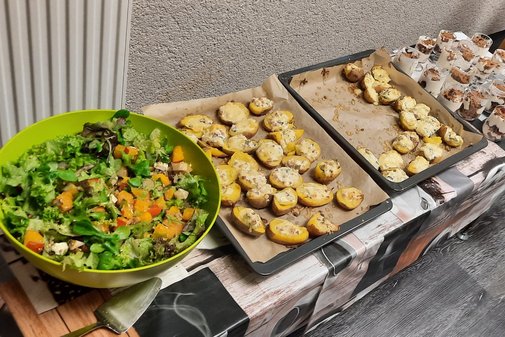 ein Buffet mit viel Essen aufgebaut