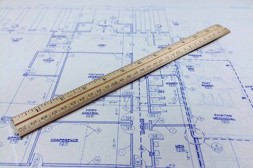 Lineal liegt quer über einer Skizze von einer Wohnung