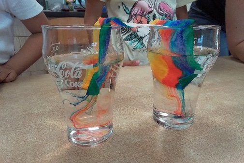 Experiment mit Wasser und Farben